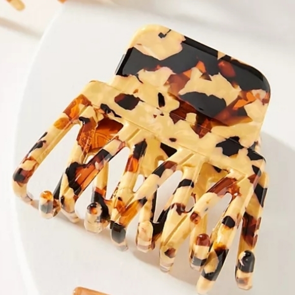 Last set! Anthropologie Scalloped Tortoise hair clip set - Picture 3 of 6